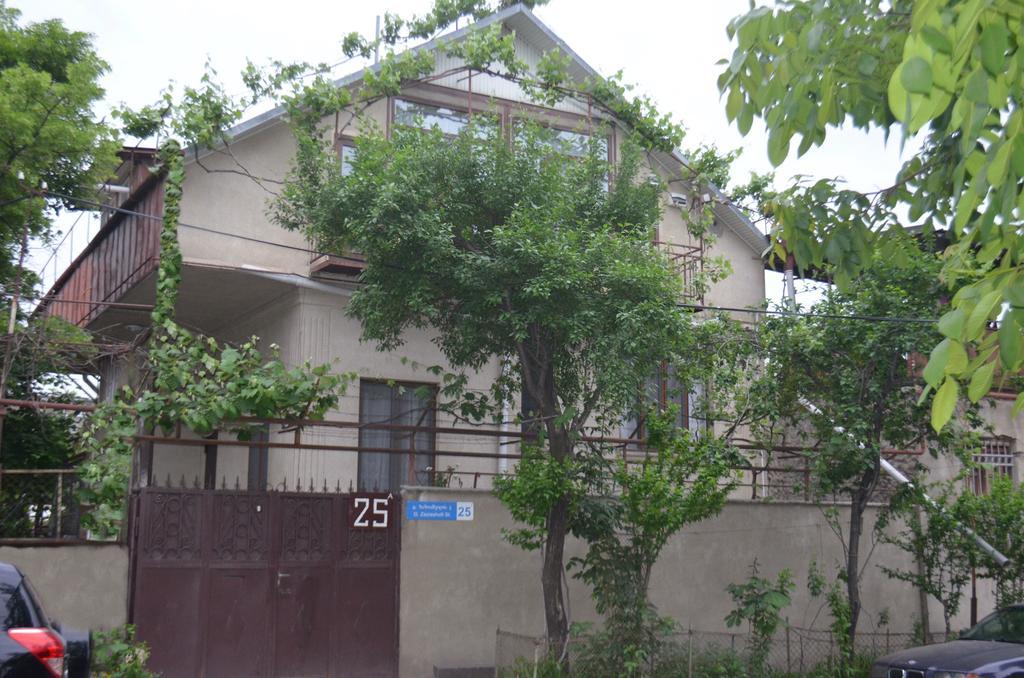 Alex'S Cosy Guesthouse ティビリシ エクステリア 写真